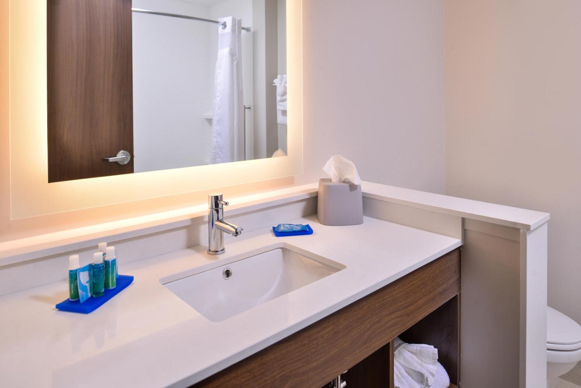 Holiday Inn Express & Suites Farmville By Ihg Exterior foto